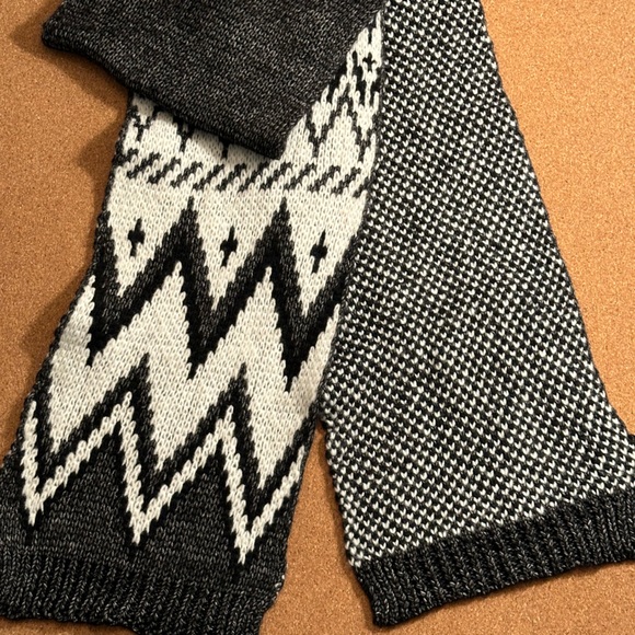 BLACK AND WHITE SCARF - Picture 2 of 3